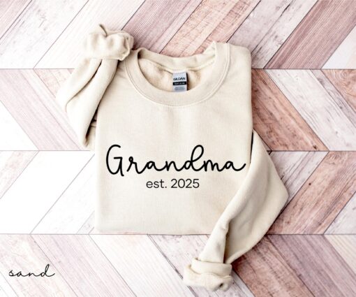 grandma est 2025 sweatshirt new grandma shirt pregnancy reveal gift mothers day t shirt for grandmothers 1wrbg