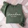 grandma est 2025 sweatshirt new grandma shirt pregnancy reveal gift mothers day t shirt for grandmothers n0rvm