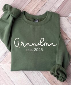 grandma est 2025 sweatshirt new grandma shirt pregnancy reveal gift mothers day t shirt for grandmothers n0rvm