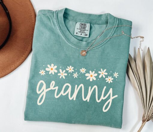 granny shirt for new grandmas daisy design pregnancy reveal gift unique grandma christmas shirt apype