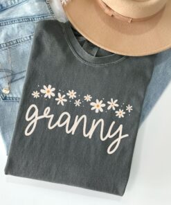 granny shirt for new grandmas daisy design pregnancy reveal gift unique grandma christmas shirt claxt