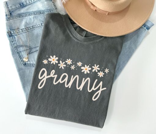 granny shirt for new grandmas daisy design pregnancy reveal gift unique grandma christmas shirt