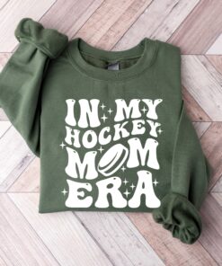 hockey mom era sweatshirt retro ice hockey crewneck funny mama shirt for game day team gifts and goalie moms 6xme5