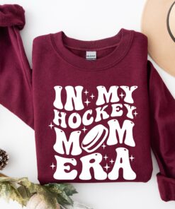 hockey mom era sweatshirt retro ice hockey crewneck funny mama shirt for game day team gifts and goalie moms hcnmt