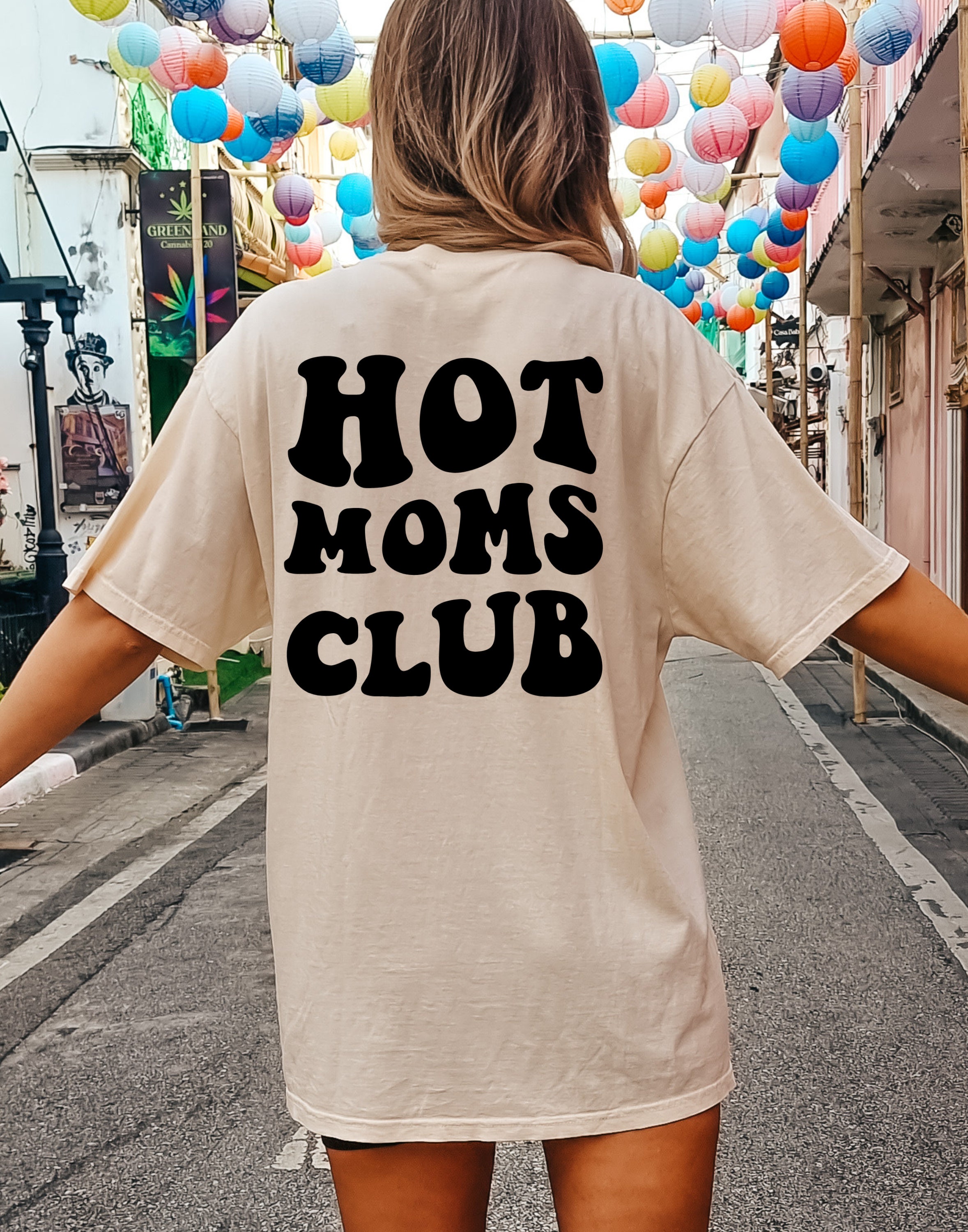 hot moms club graphic tee for women retro trendy mama oversized t shirt cute mom life shirt for mothers day cfuxg scaled