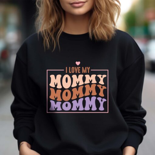 i love my mommy sweatshirt cute retro mom shirt for mothers day gifts mother daughter matching outfits 0o5ny