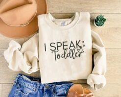 i speak toddler sweatshirt for preschool teachers and daycare providers funny mom shirt for babysitters gya4x