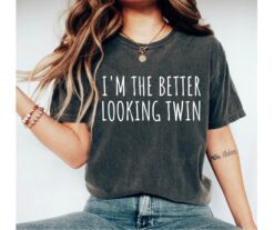 im the better looking twin unisex shirt for boys and girls matching twin shirts unique gift for twin sisters and brothers go8nu