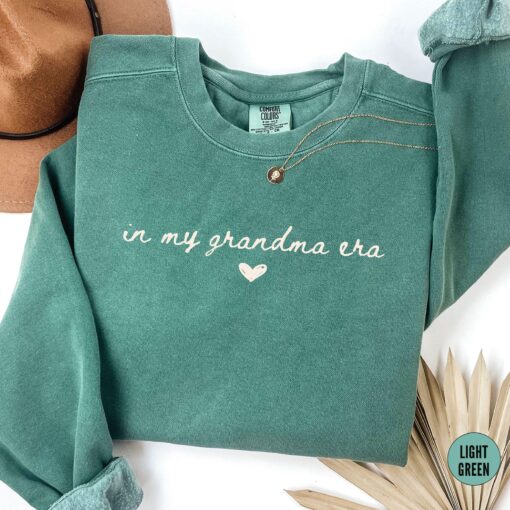 in my grandma era sweatshirt for first time grandmothers personalized nana gift crewneck for mothers day mzcsd