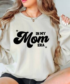 in my mom era sweatshirt retro mom shirt for mothers day birthday gift new mom apparel unique mom life clothing 7svhe