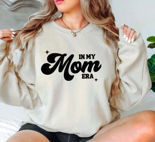 in my mom era sweatshirt retro mom shirt for mothers day birthday gift new mom apparel unique mom life clothing 7svhe