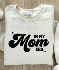 in my mom era sweatshirt retro mom shirt for mothers day birthday gift new mom apparel unique mom life clothing vp1jm