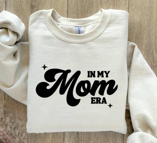 in my mom era sweatshirt retro mom shirt for mothers day birthday gift new mom apparel unique mom life clothing vp1jm