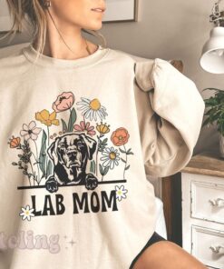 lab mom sweatshirt with wildflowers for labrador retriever owners unique gifts for lab mama and dog lovers eeokc