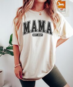 mama est 2024 shirt for new moms funny mom life tee pregnancy announcement mothers day gift cool mom varsity style ey9k5