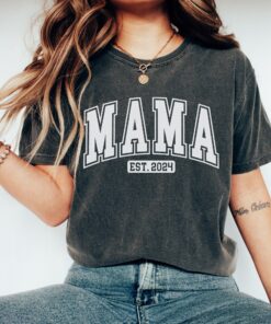 mama est 2024 shirt for new moms funny mom life tee pregnancy announcement mothers day gift cool mom varsity style iqnyr