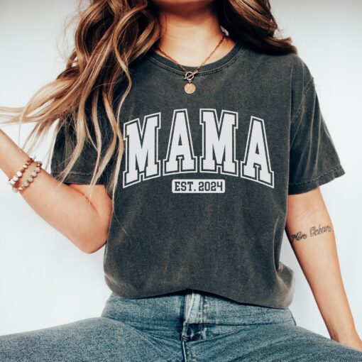 mama est 2024 shirt for new moms funny mom life tee pregnancy announcement mothers day gift cool mom varsity style iqnyr