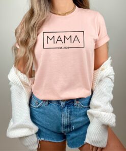 mama est 2024 shirt pregnancy announcement tee new mom t shirt mother to be gift baby shower shirt for expecting moms muhzn