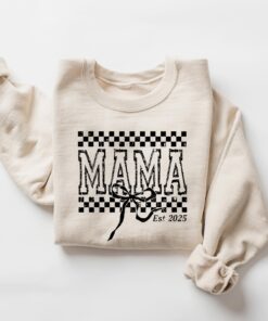 mama est 2025 shirt pregnancy announcement tee retro mom hoodie new mom crewneck mothers day gift vq1el