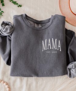 mama est 2025 sweatshirt cute mom life shirt for new moms best mothers day gift personalized first time mom apparel ckxs6