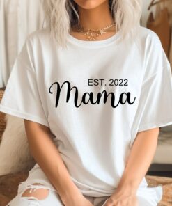 mama est shirt for new moms pregnancy announcement cute mom shirt mothers day gift unique baby shower shirt yc5cq