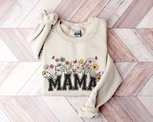 mama sweatshirt with wildflowers retro design for new moms mothers day baby shower and pregnancy gifts est 2023 lfy6n