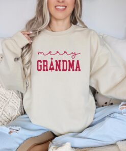 merry grandma christmas sweatshirt cute winter crewneck shirt for women holiday sweater perfect for family gatherings 8cch3