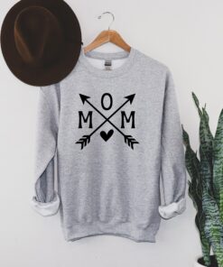 mom with arrows sweatshirt unisex cute mom sweatshirt for pregnancy announcement best mom gift ideas 6vdab