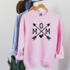 mom with arrows sweatshirt unisex cute mom sweatshirt for pregnancy announcement best mom gift ideas vmljd