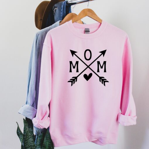 mom with arrows sweatshirt unisex cute mom sweatshirt for pregnancy announcement best mom gift ideas vmljd