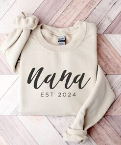 nana est 2025 sweatshirt custom nana crewneck pregnancy announcement gift for grandma mothers day nana to be ao8qo