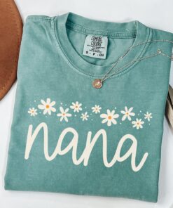 nana t shirt for new grandma pregnancy reveal funny daisy design personalized grandma gift for christmas ply1r