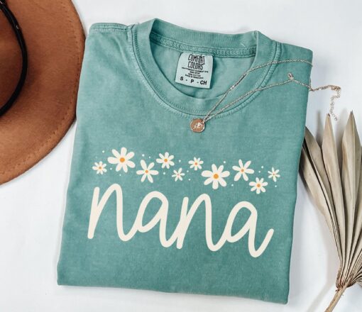 nana t shirt for new grandma pregnancy reveal funny daisy design personalized grandma gift for christmas ply1r
