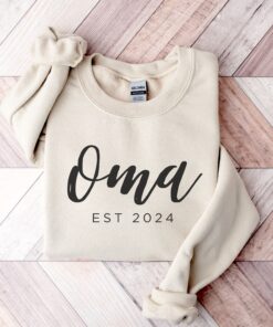 oma est 2025 sweatshirt custom crewneck for grandma pregnancy announcement unique mothers day gift for oma to be d86yb