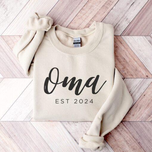 oma est 2025 sweatshirt custom crewneck for grandma pregnancy announcement unique mothers day gift for oma to be d86yb scaled