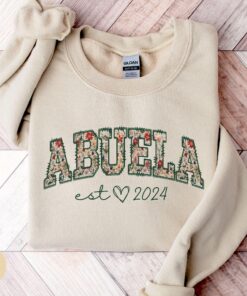 personalized abuela sweatshirt custom floral grandma crewneck shirt for pregnancy announcement and christmas gift dg1jn