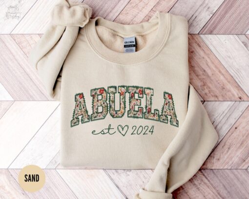 personalized abuela sweatshirt custom floral grandma crewneck shirt for pregnancy announcement and christmas gift dg1jn