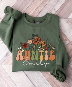 personalized auntie sweatshirt custom auntie gift wildflowers crewneck groovy aunt shirt unique aunt gifts for new aunts exwxg