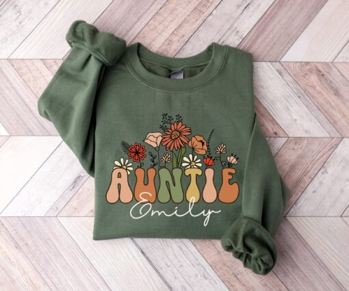 personalized auntie sweatshirt custom auntie gift wildflowers crewneck groovy aunt shirt unique aunt gifts for new aunts