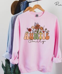 personalized auntie sweatshirt custom auntie gift wildflowers crewneck groovy aunt shirt unique aunt gifts for new aunts wwfhd