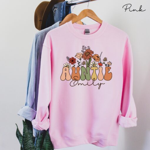 personalized auntie sweatshirt custom auntie gift wildflowers crewneck groovy aunt shirt unique aunt gifts for new aunts wwfhd