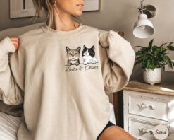 personalized cat mom sweatshirt with cat face design custom pet hoodie cat name shirt for new cat owners and cat lovers ahmwp