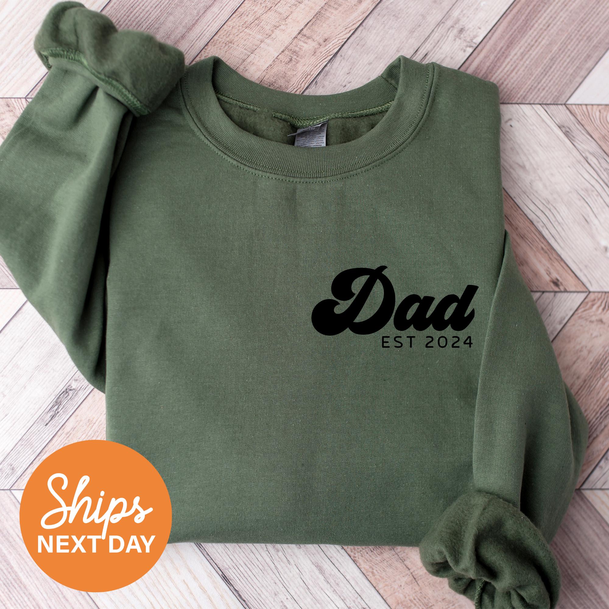 personalized dad est 2024 sweatshirt custom new dad gift pregnancy announcement sweatshirt for expecting fathers qeosg