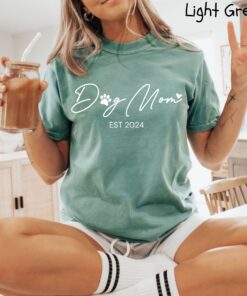 personalized dog mom shirt custom dog mama t shirt for new dog parents comfort colors pet lover gift dog mom established iofor