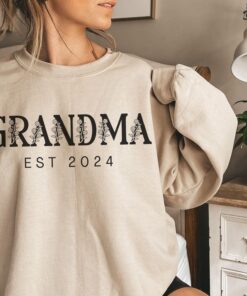 personalized floral grandma sweatshirt est year cute gift for grandmother best mothers day sweatshirts for grandma dkzkv