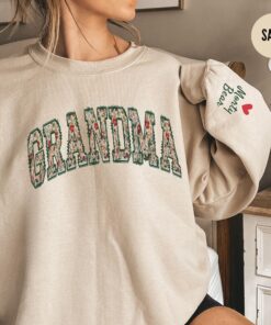 personalized floral grandma sweatshirt with custom kids names on sleeve cozy granny crewneck for mothers day or christmas dvjpv