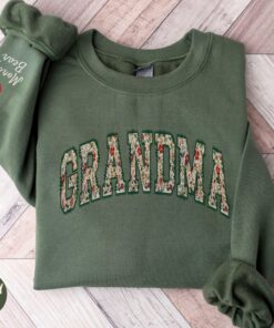 personalized floral grandma sweatshirt with custom kids names on sleeve cozy granny crewneck for mothers day or christmas hdngk