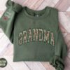 personalized floral grandma sweatshirt with kids names on sleeve custom crewneck wildflower gift for grandmother e8hdn