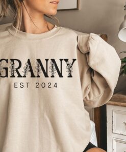 personalized floral granny sweatshirt for grandma mothers day gift cute grandma est sweatshirt unique grandmother apparel pvgpp