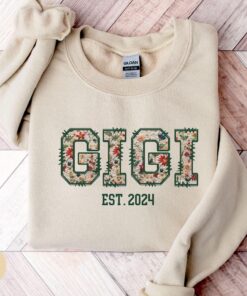 personalized gigi sweatshirt floral design best grandma crewneck mothers day gift custom gigi shirt for grandmothers or0un